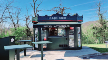 Pizza Jenzo outside