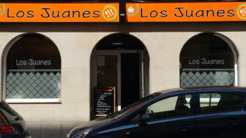 Los Juanes outside