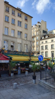 Cafe Le Petit Pont outside