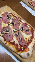 Pizzeria Dezasete food