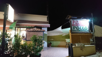 Pizza Pollo E Fantasia outside