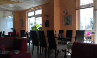 Disam Bistro Café Lounge outside