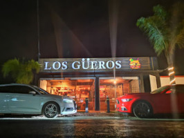 Los Güeros outside