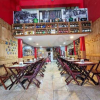 Caixote Bar e Restaurante inside