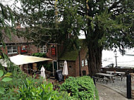 The Jolly Sailor, Old Bursledon outside