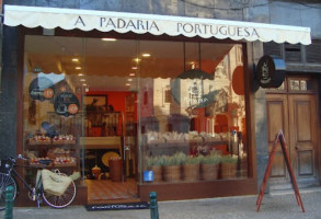 A Padaria Portuguesa Camoes outside