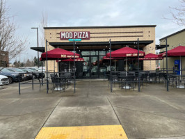 Mod Pizza inside