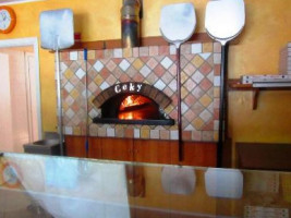 Pizzeria Il Gusto Della Pizza. Forno A Legna E Consegne A Domicilio inside