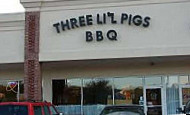 Three Lil' Pigs Barbecue outside
