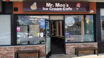 Mr. Moo's Ice Cream Cafe Ridgewood inside