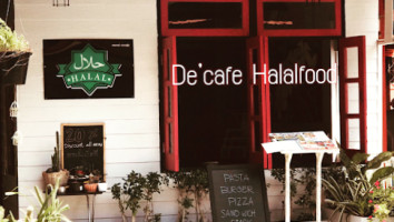 De'cafe Halal Food outside