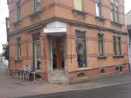 Schwarz Weiß Café outside