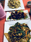 Pom's Thai Restaurant & Takeaway food