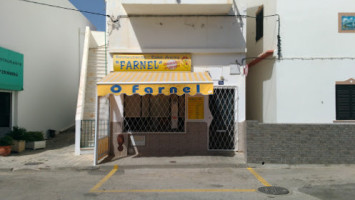 O Farnel outside