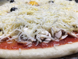 Pizza de la Font Neuve food