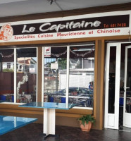 Le Capitaine outside