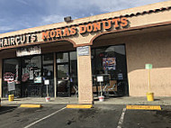 Mora's Donuts outside