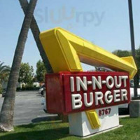 In-n-out Burgers outside