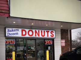Baker's Dozen Donuts outside