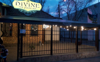 Divine Pizza Irpin food