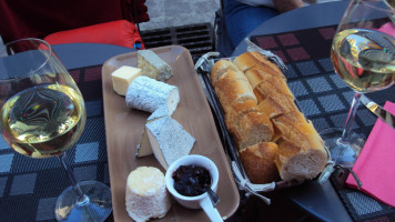 La Loire En Tonneaux food