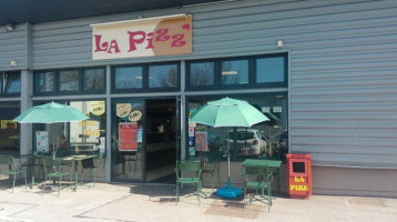 La Pizz' outside