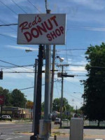 Red's Donut Shop outside