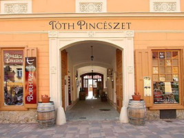 Toth Wine Cellars outside