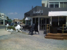 Mood'z Restaurant Bar outside