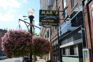 Mac's Tavern outside