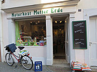 Mutter Erde Naturkost outside