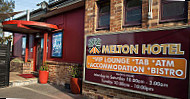 Melton Hotel outside