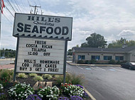 Hill's Quality Seafood Market outside