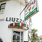 Liuzza's Restaurant Bar outside