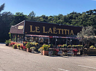 Le Laeticia outside