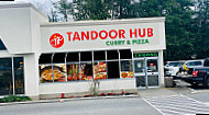 Tandoor Hub Curry Pizza outside