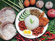 Mak Ngah Nasi Lemak food
