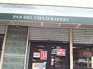 Pan Del Cielo Bakery outside