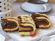 Elzha Cake House food