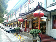 Tianlong Bao Yan outside