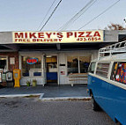 Mikey's Pizza outside