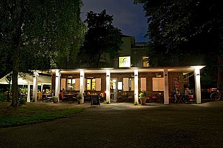 Ufer Cafe Weinbar