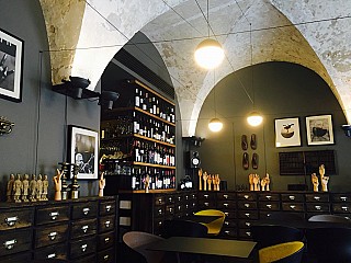 Cabinet de Vin & Cocotte