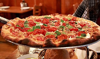 Bella Sicilia - Pizza aus Holzsteinofen