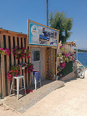 Sea Breeze Seaside Bar And Restaurant