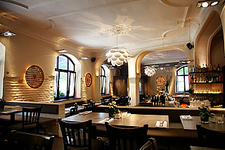 Myra Restaurant Bar
