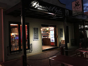 Bonnie And Clyde's Pizzeria