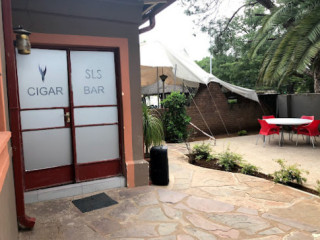 Sls Guesthouse, Restuarant And Lounge