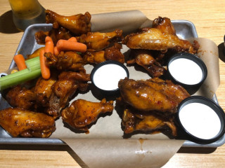 Wings 'n More Restaurant Bar