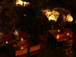La Cueva De Los Abrigos